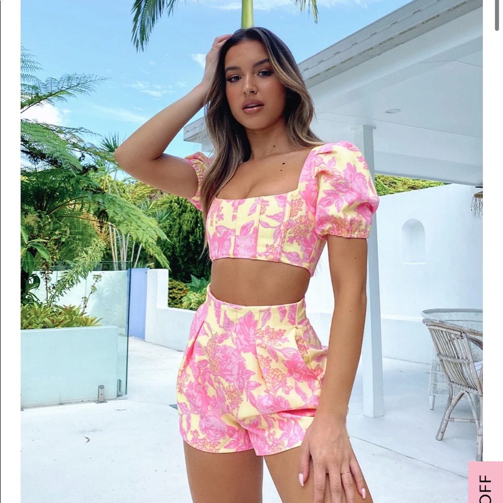 Never worn two piece set from white fox! Way too small on me!